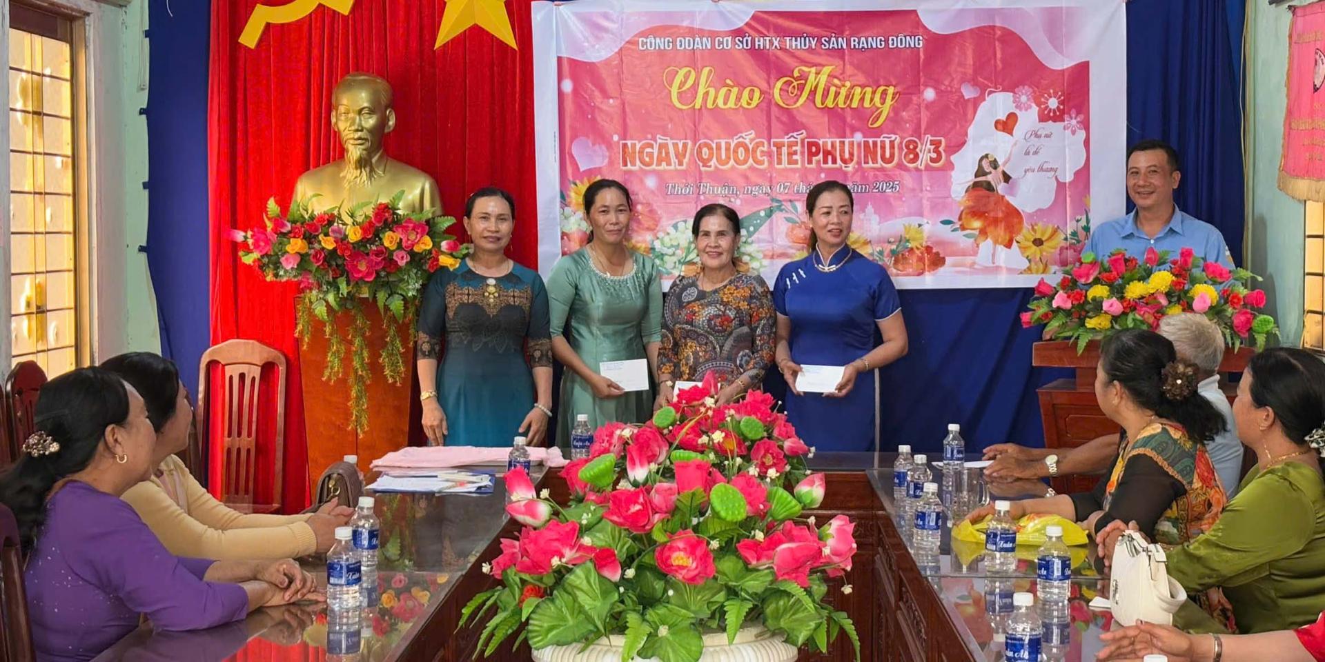 htx-thuy-san-rang-dong-trao-qua-cho-cong-doan-vien-nu